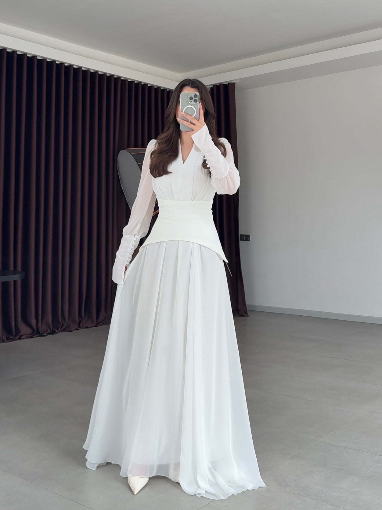 Beyaz Bel Korse Detaylı Elbise