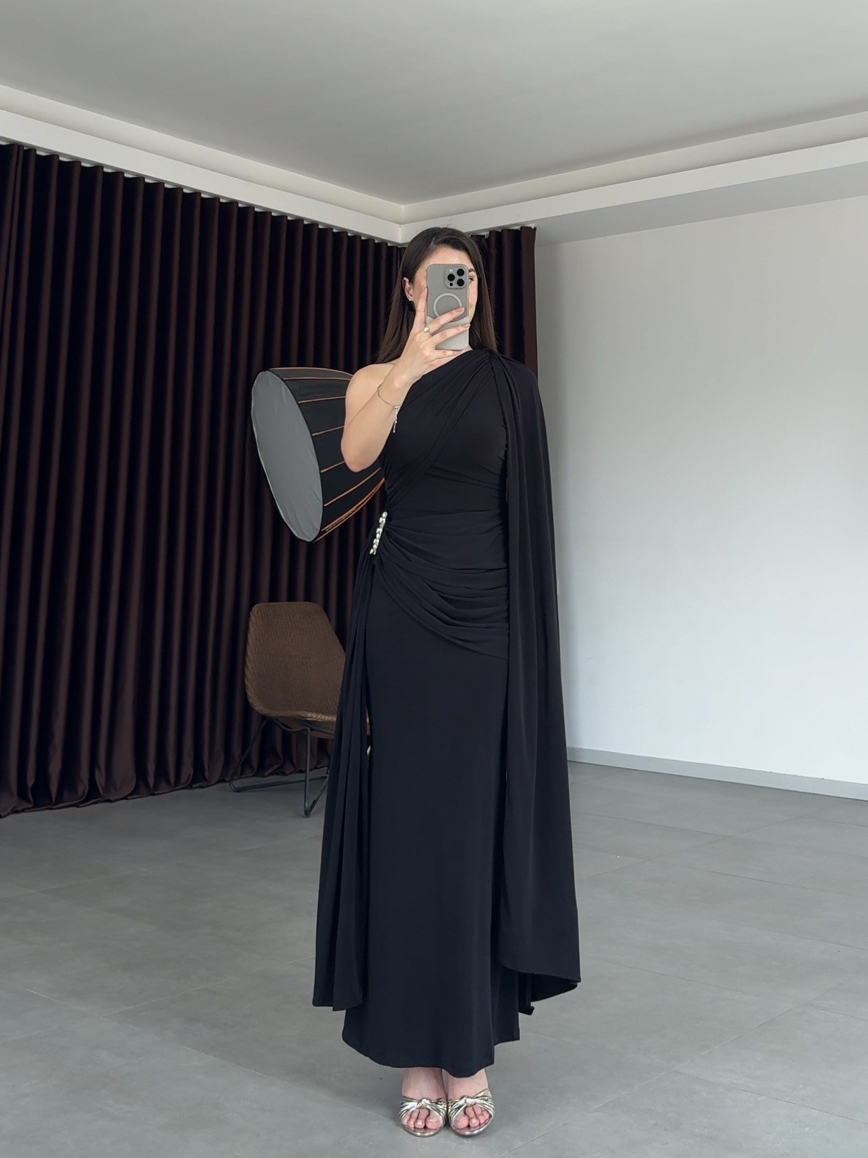 Rosalin Tek Kol Şallı Uzun Drape Detaylı Elbise- Siyah