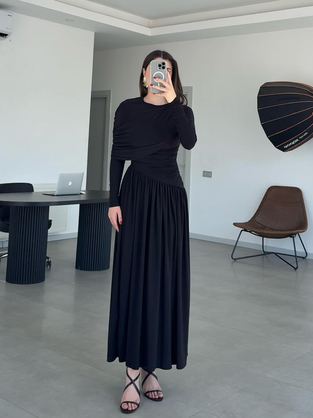 DRAPELİ DÖKÜMLÜ SİYAH ELBİSE