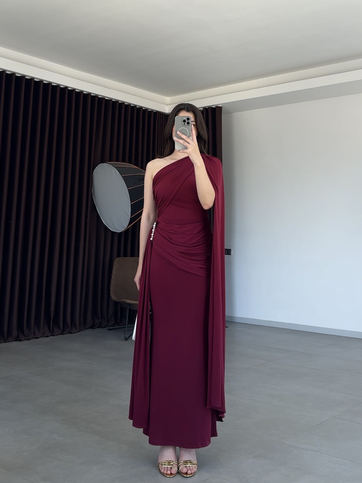 Rosalin Tek Kol Şallı Uzun Drape Detaylı Elbise- Bordo