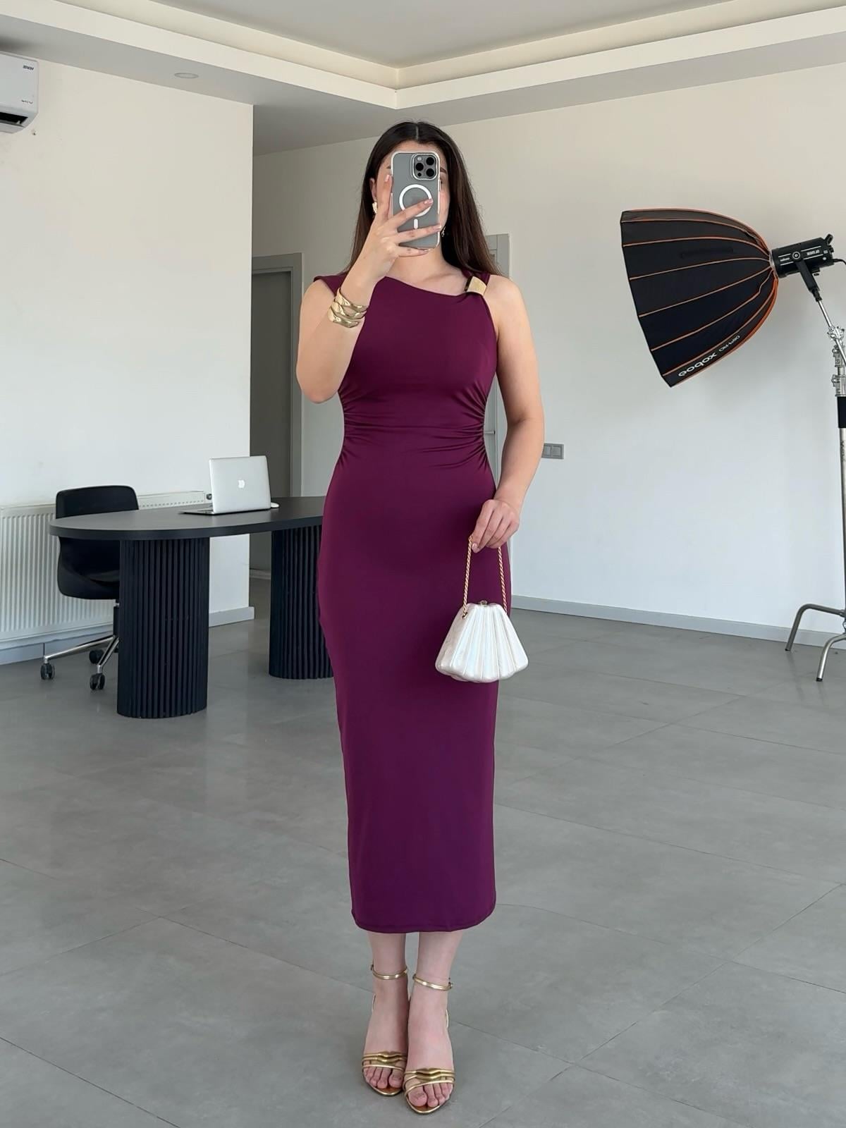 GOLD TOKALI TEK OMUZ MİDİ ELBİSE-Mürdüm