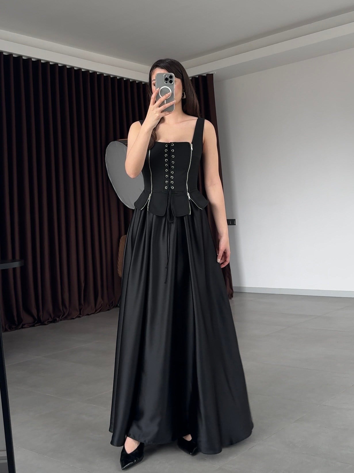 Siyah Korse Detaylı Saten Uzun Elbise