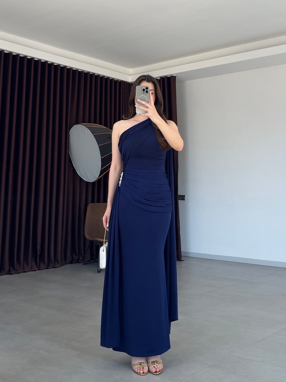 Rosalin Tek Kol Şallı Uzun Drape Detaylı Elbise- Lacivert
