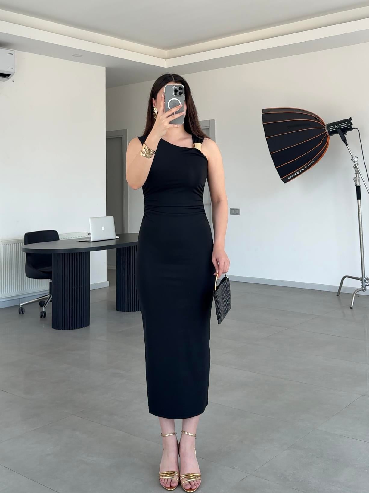 GOLD TOKALI TEK OMUZ MİDİ ELBİSE-Siyah