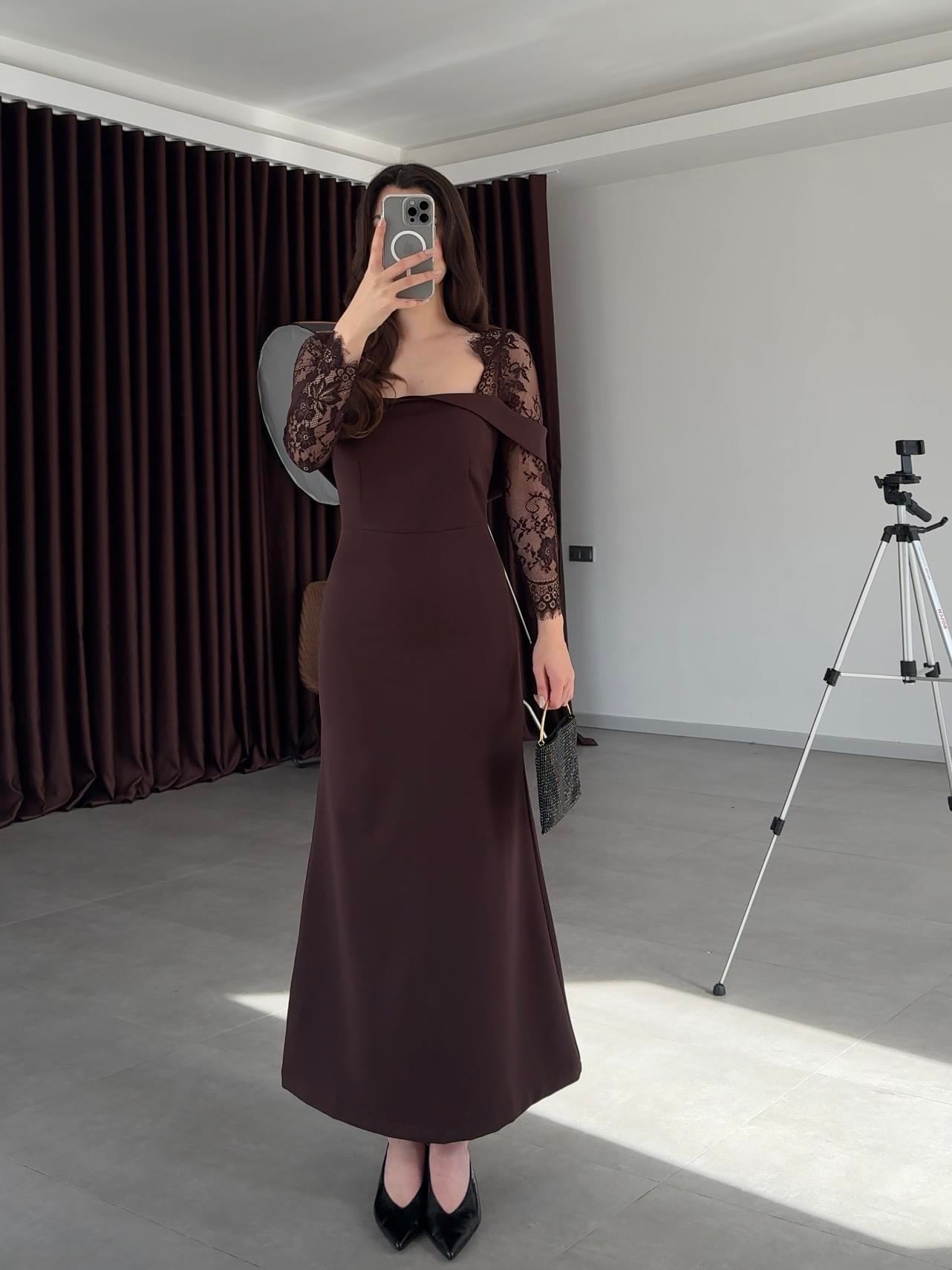Kayık Yaka Kolları Dantelli Elbise- Kahve