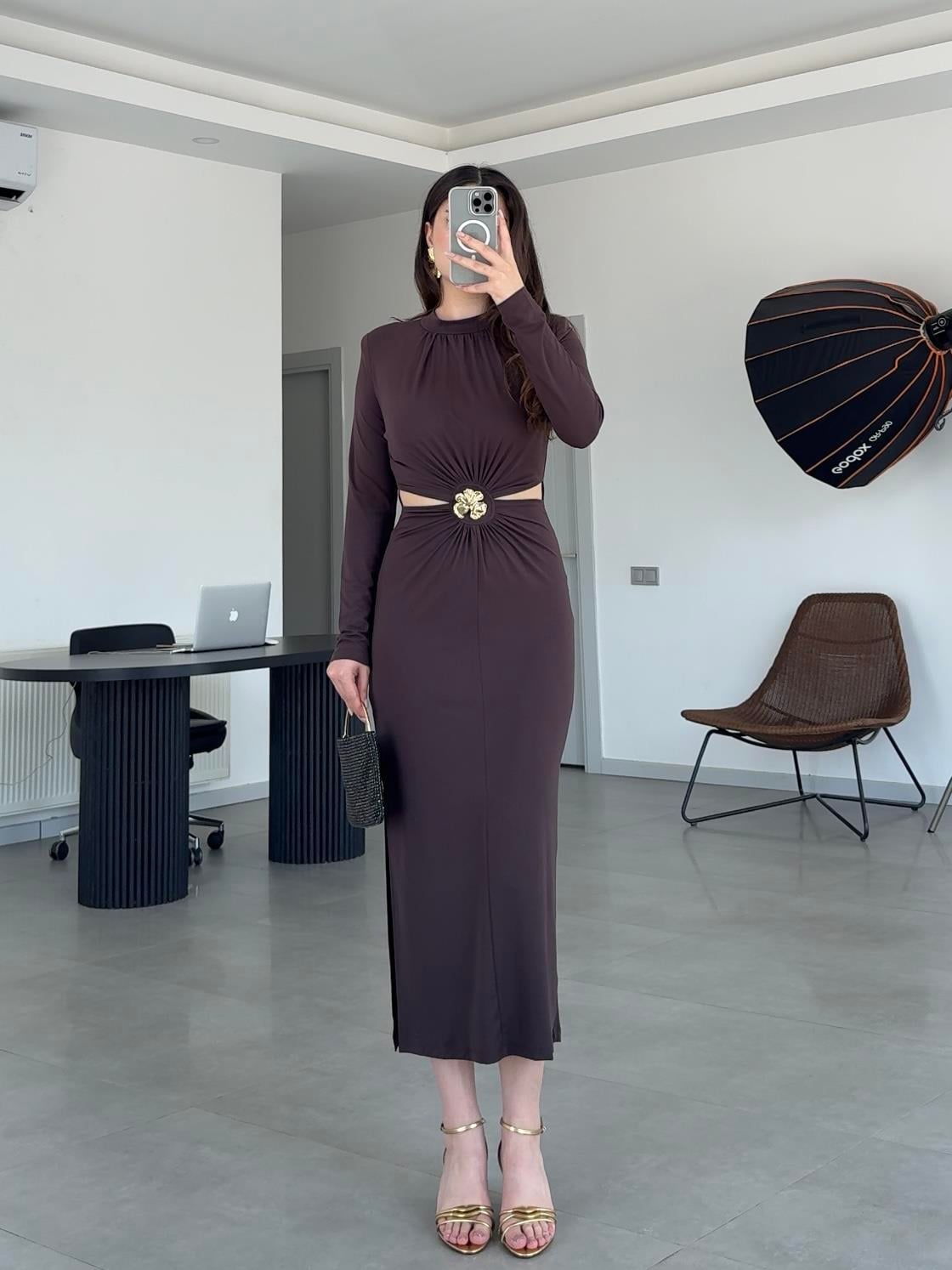 PENCERE DETAYLI BÜZGÜLÜ ELBİSE- Kahverengi