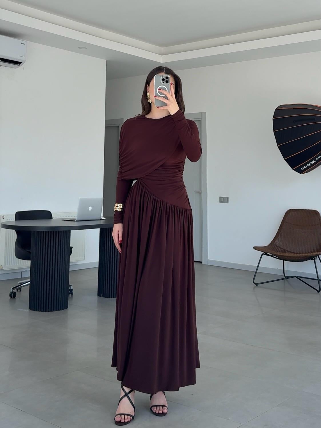 DRAPELİ DÖKÜMLÜ KAHVERENGİ ELBİSE