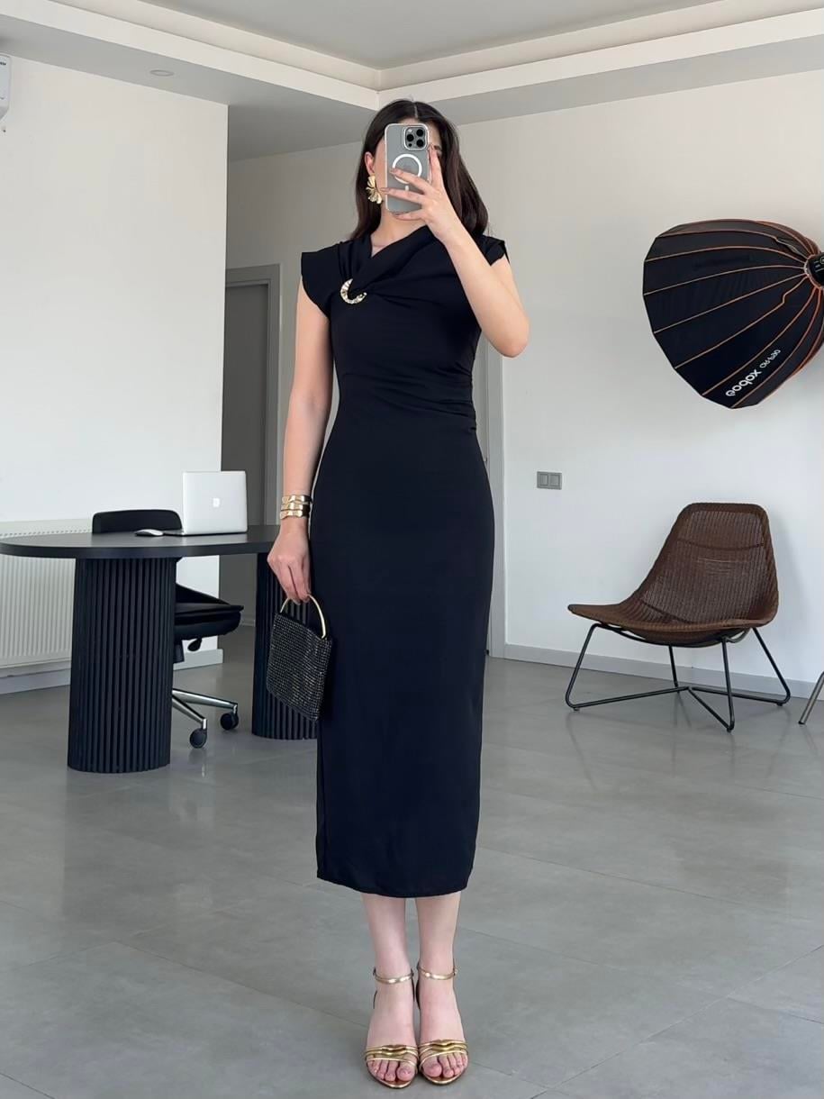 DRAPELİ YAKASI AKSESUARLI ELBİSE- Siyah