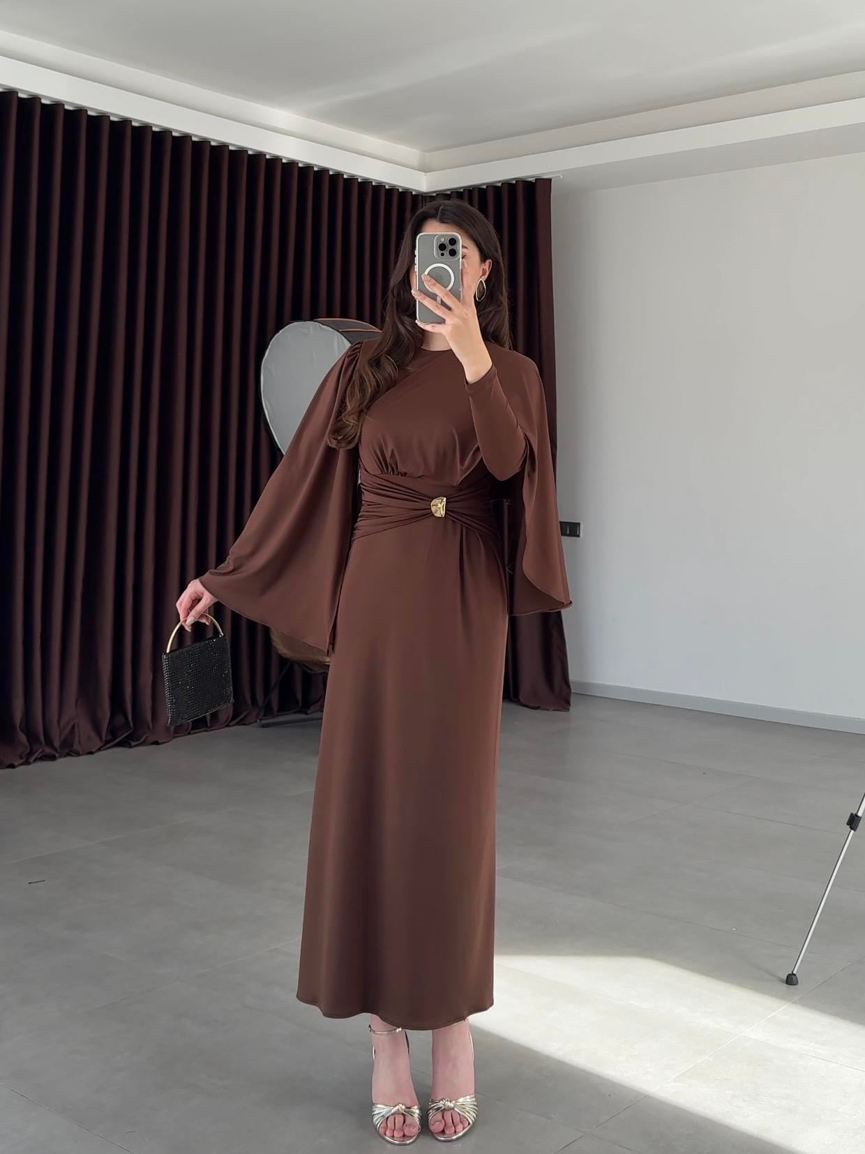 Kolları Pelerinli Gold Broşlu Elbise- Kahve