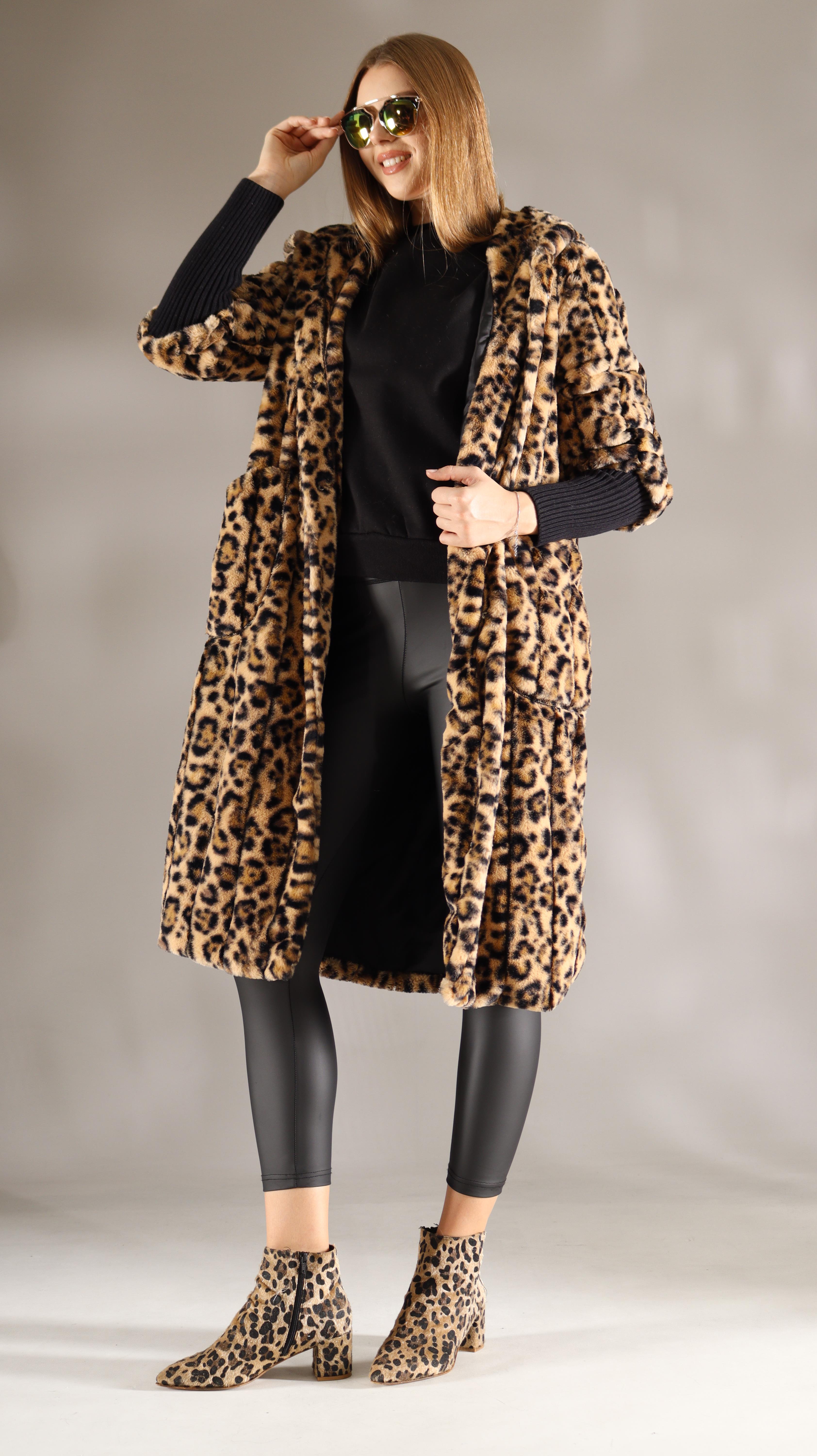Kolları Trikolu Peluş CeketshE TekstilKolları Trikolu Leoparlı Peluş Ceket