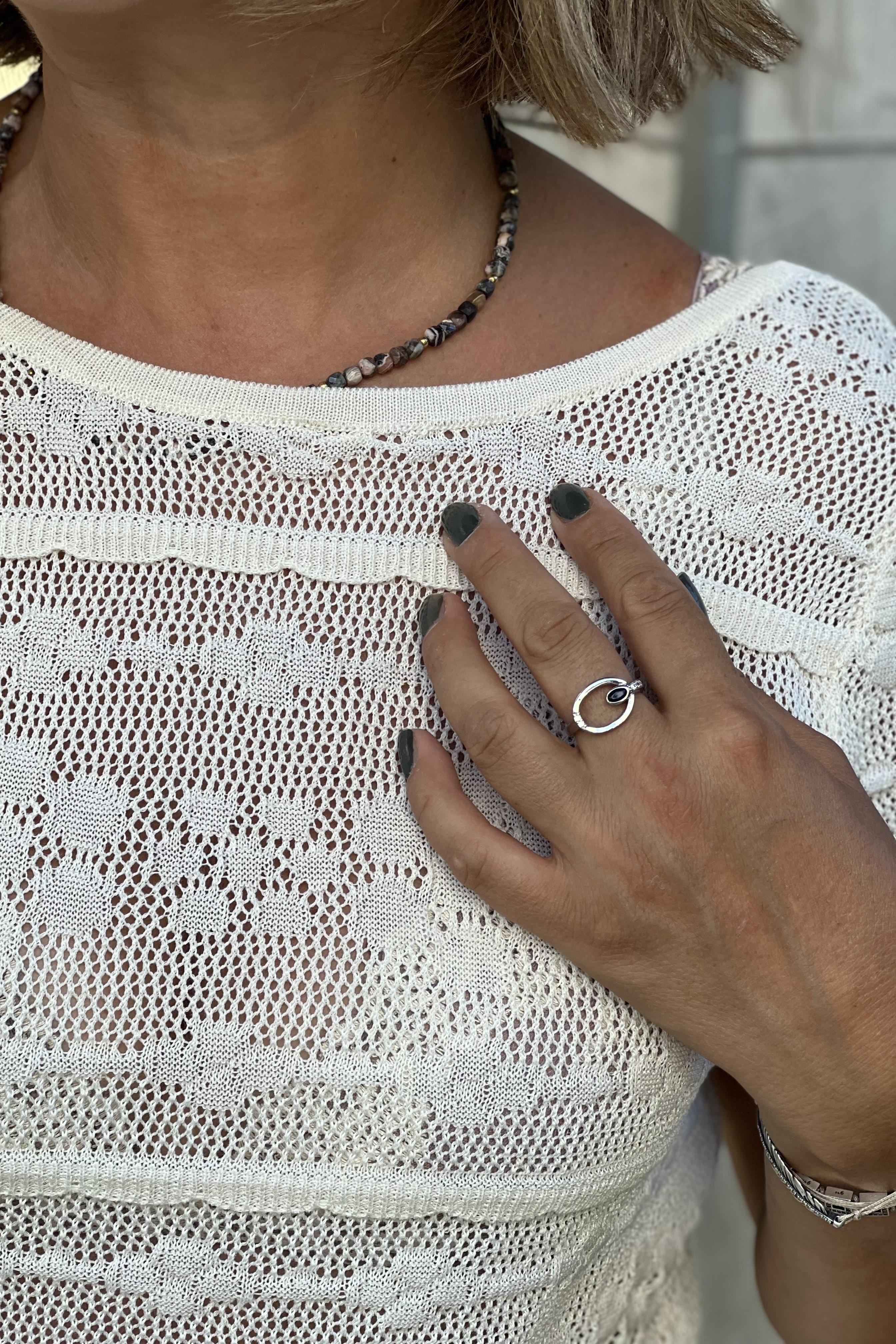 ÇİÇEK AJURLU ARKASI BAĞLAMALI EKRU TRİKO BLUZ