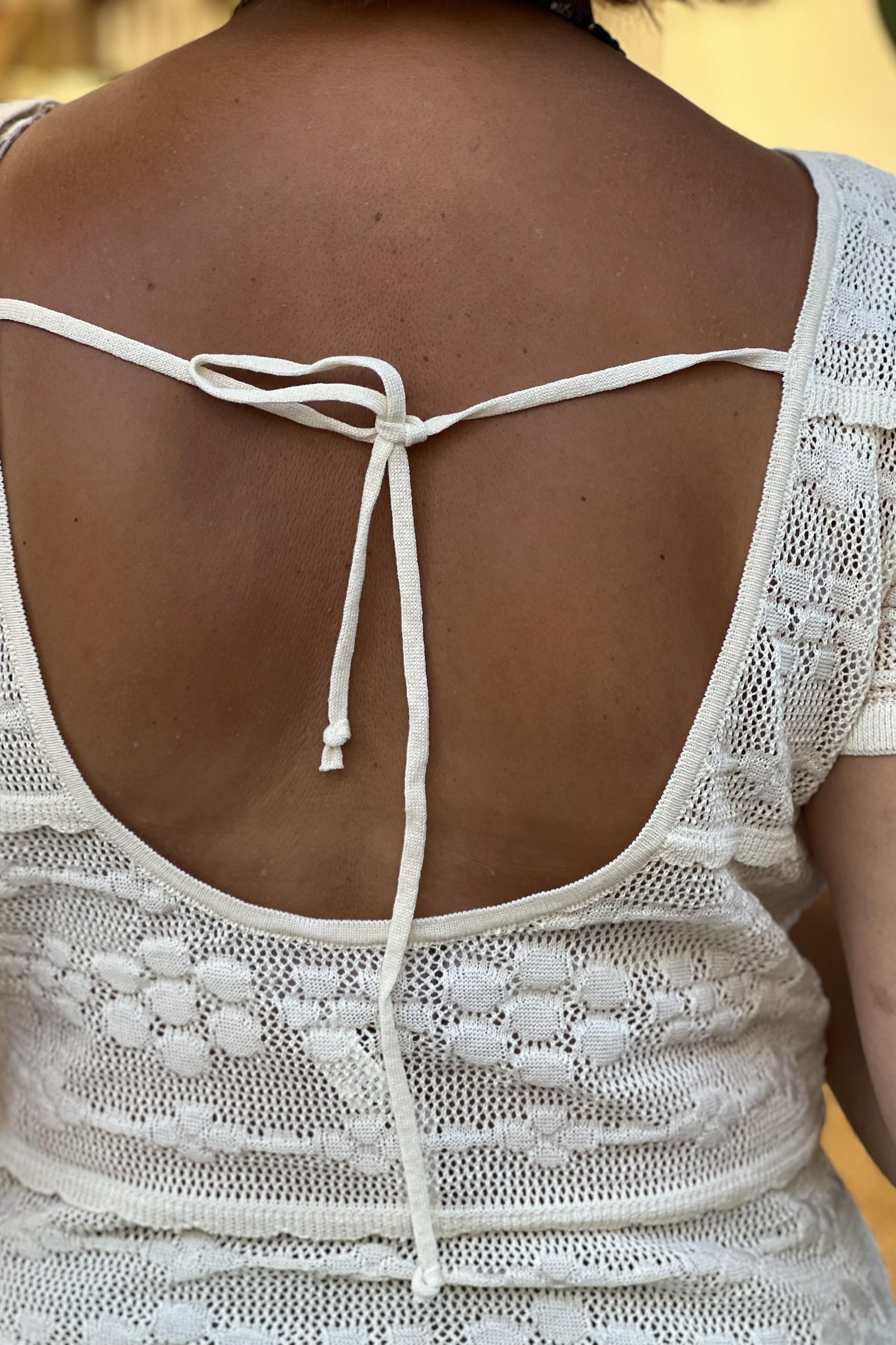 ÇİÇEK AJURLU ARKASI BAĞLAMALI EKRU TRİKO BLUZ