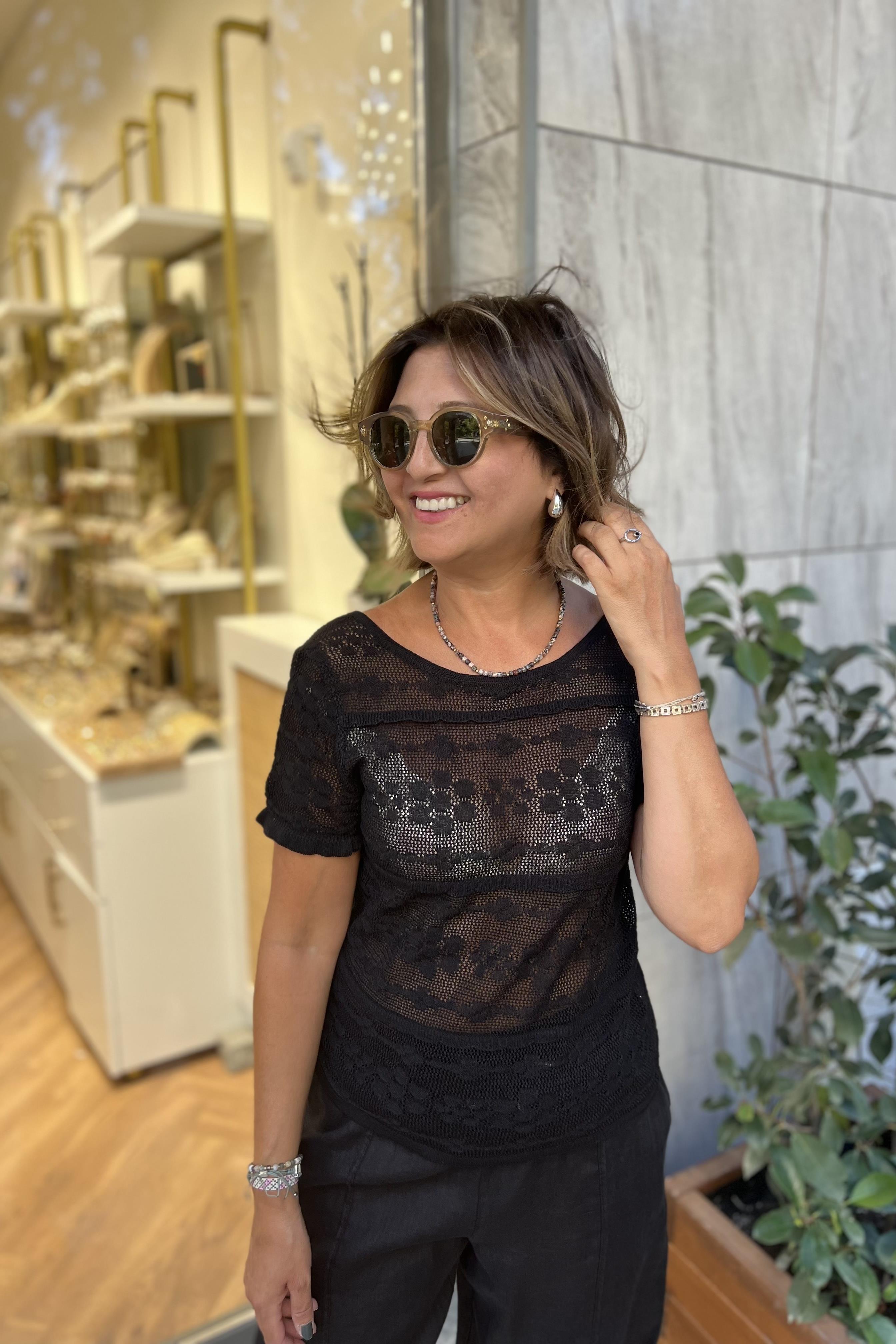 ÇİÇEK AJURLU ARKASI BAĞLAMALI SİYAH TRİKO BLUZ