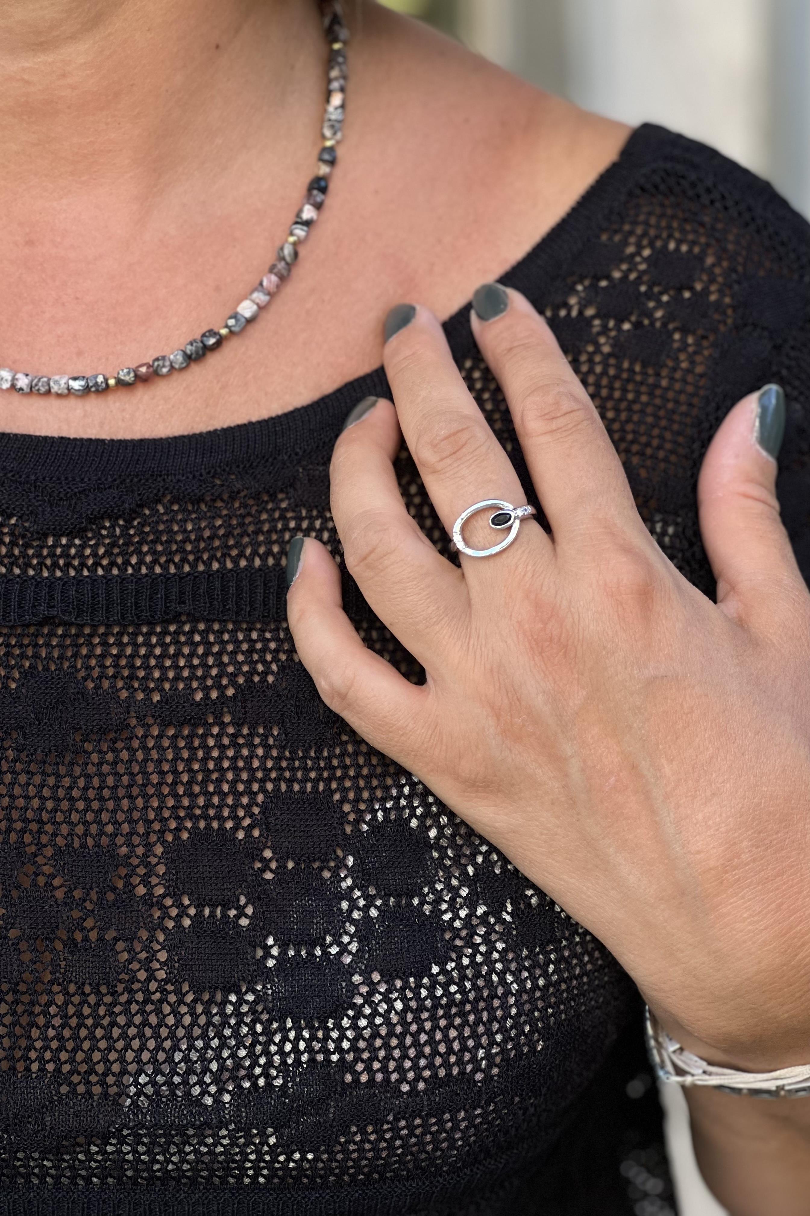 ÇİÇEK AJURLU ARKASI BAĞLAMALI SİYAH TRİKO BLUZ