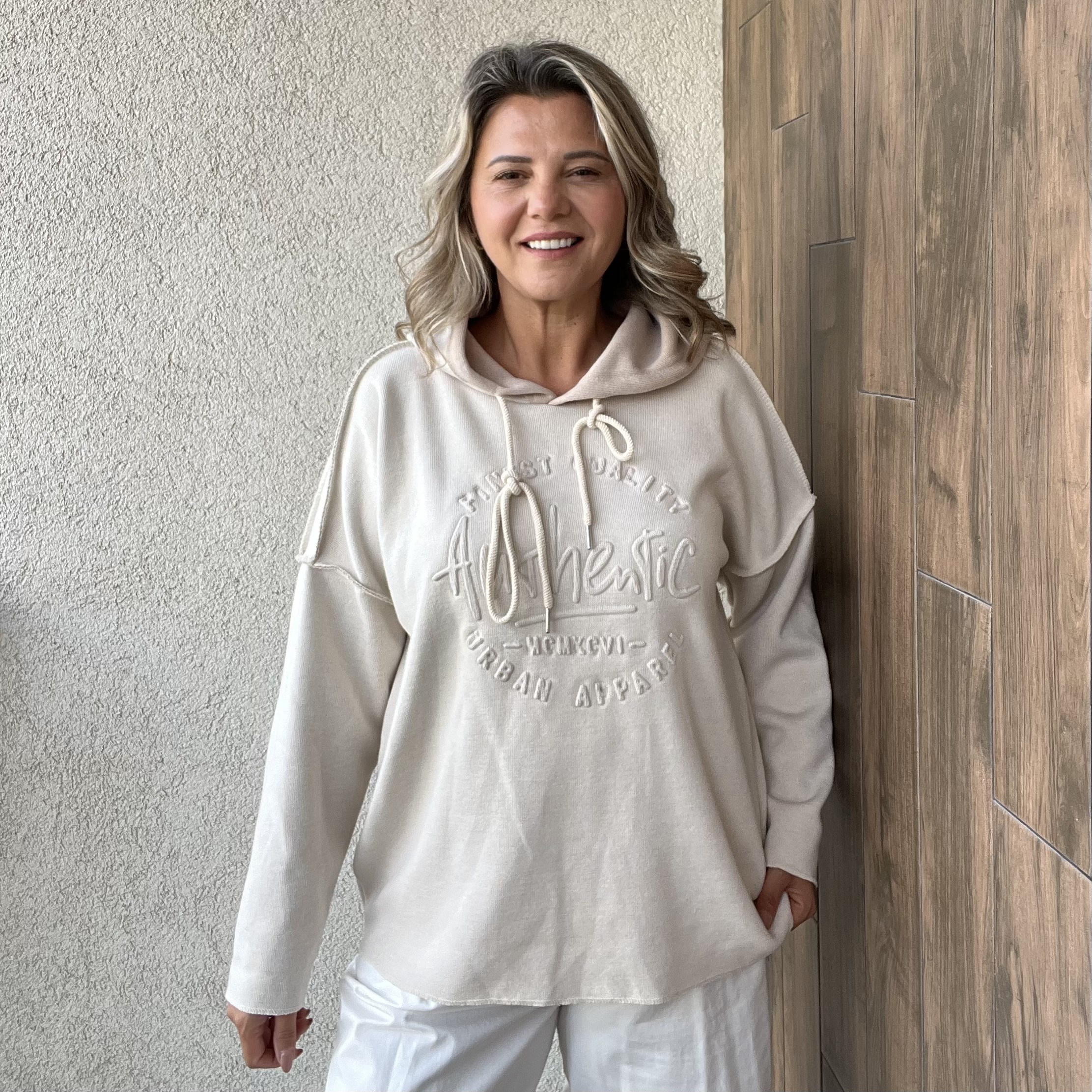 KABARTMA YAZI DETAYLI ÇELİK ÖRGÜ KAPÜŞONLU SWEATSHIRT - Bej