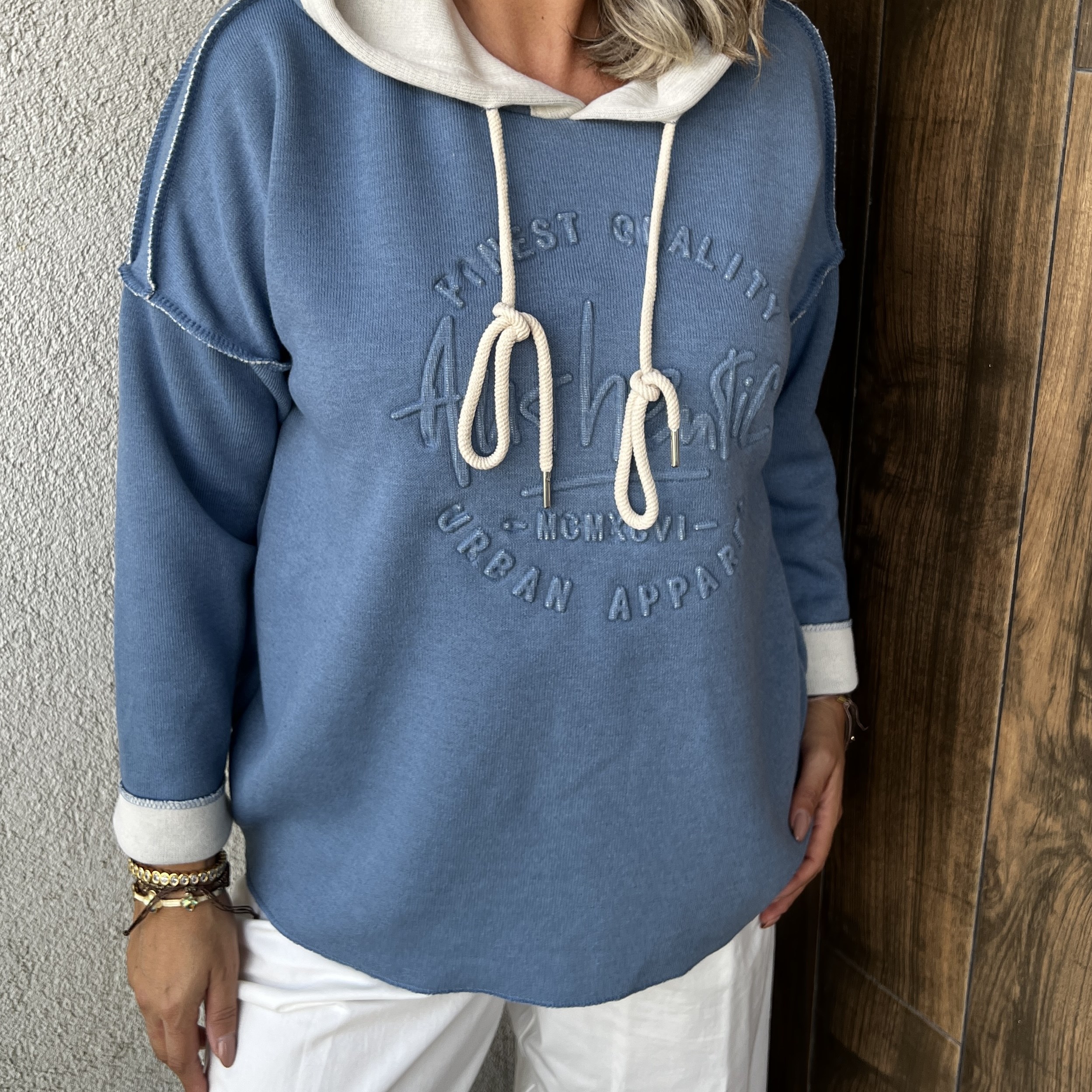 KABARTMA YAZI DETAYLI ÇELİK ÖRGÜ KAPÜŞONLU SWEATSHIRT - Mavi