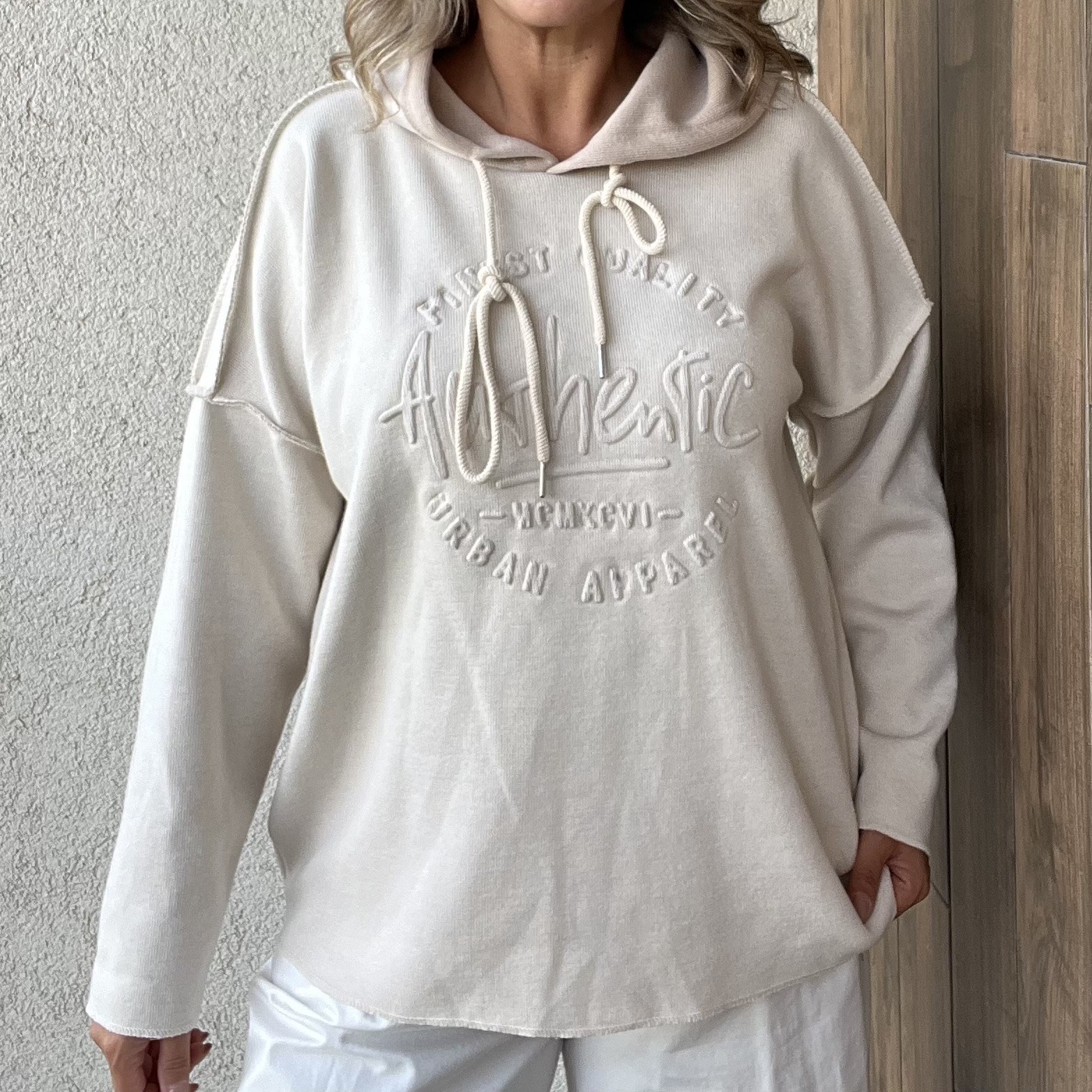 KABARTMA YAZI DETAYLI ÇELİK ÖRGÜ KAPÜŞONLU SWEATSHIRT - Bej