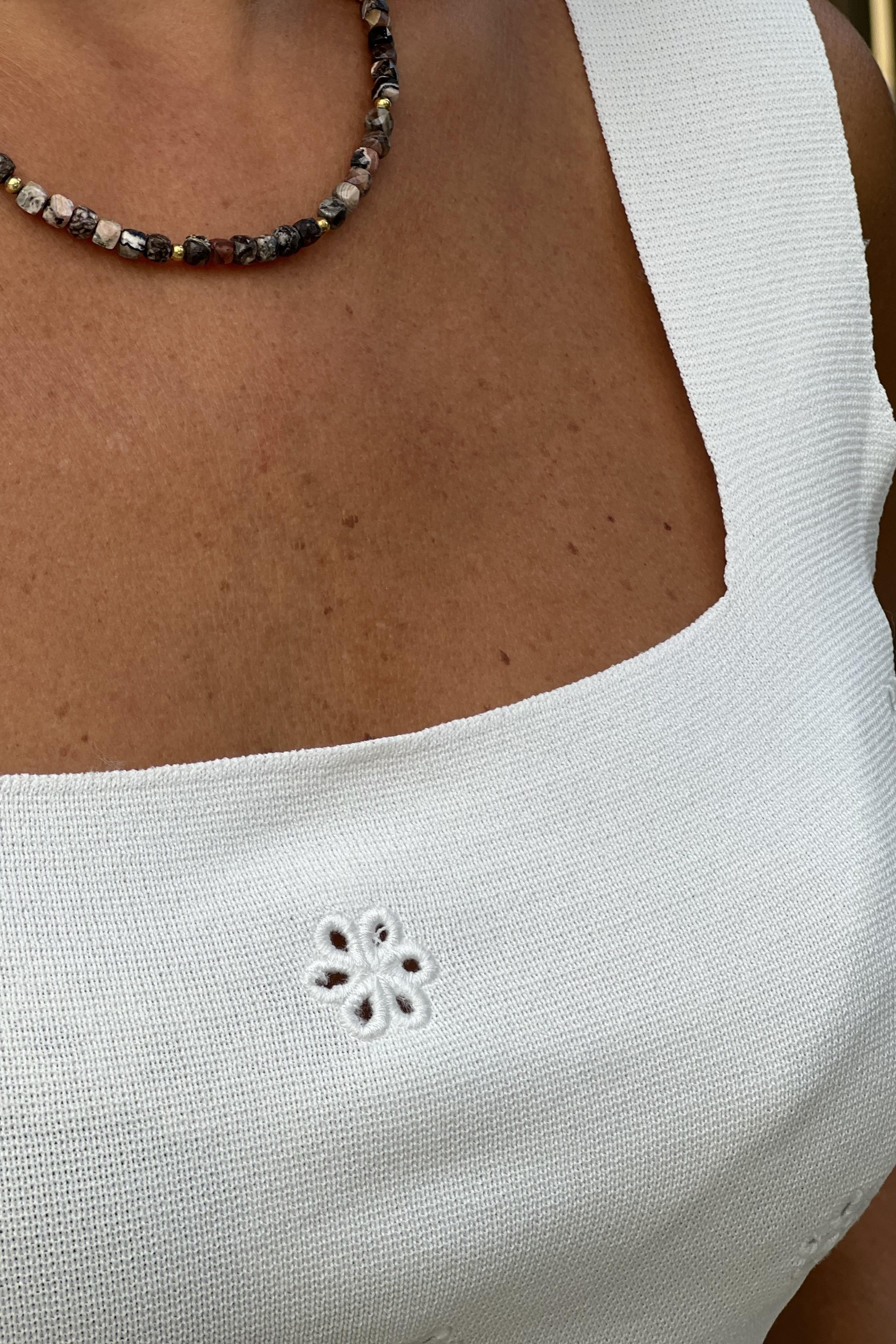 KARE YAKA ÇİÇEK NAKIŞLI TRİKO BLUZ