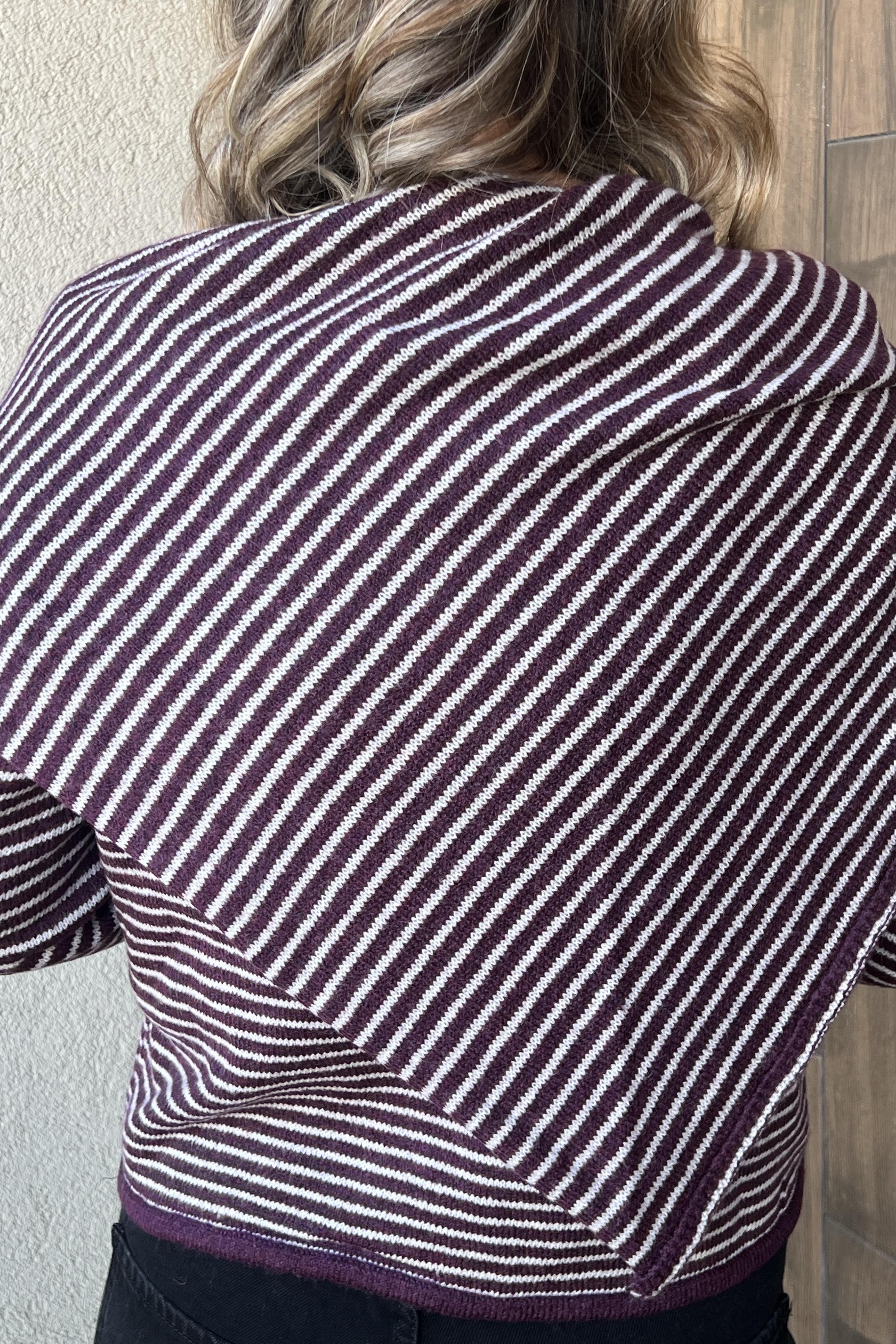 MÜRDÜM ÇİZGİLİ ŞAL DETAYLI KAZAK