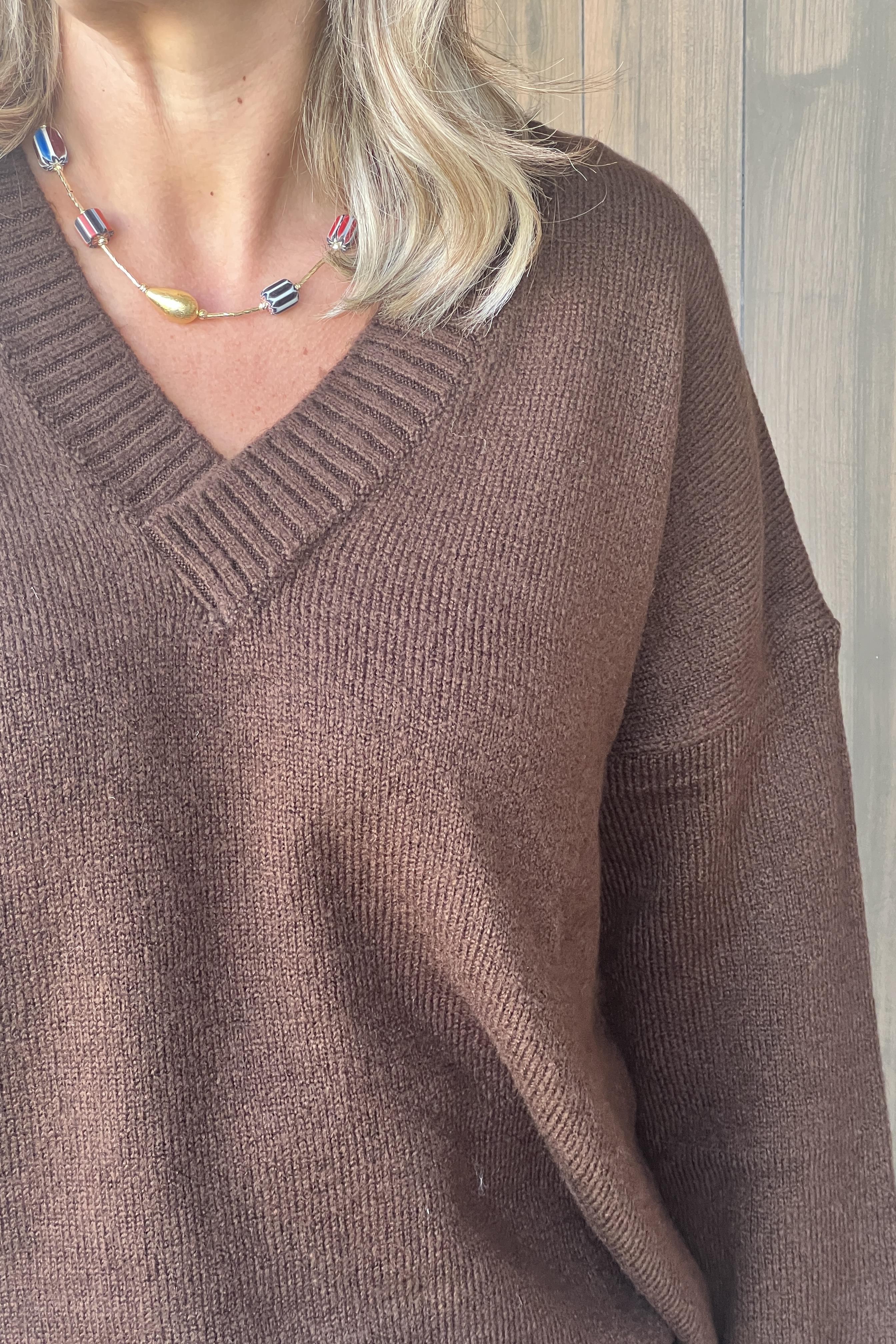 V YAKA KAHVE UZUN TRİKO KAZAK