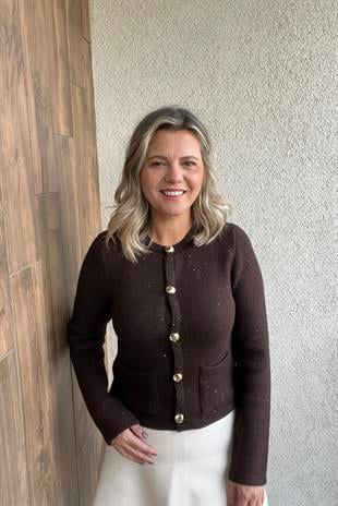 BİSİKLET YAKA PULLU SİMLİ DÜĞMELİ KAHVE TRİKO HIRKA