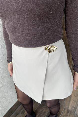 BROŞ DETAYLI EKRU ŞORT ETEK