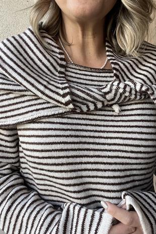 KAHVE ÇİZGİLİ ŞAL DETAYLI KAZAK