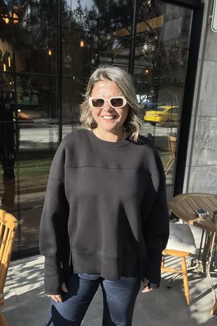 KOL DETAYLI SİYAH OVERSİZE SWEATSHIRT