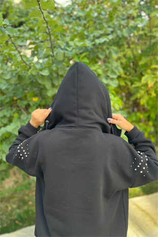OMUZU TAŞLI SWEATSHIRT