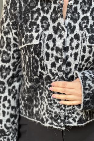 POLO YAKA DÜĞMELİ CEPLİ LEOPAR TRİKO HIRKA