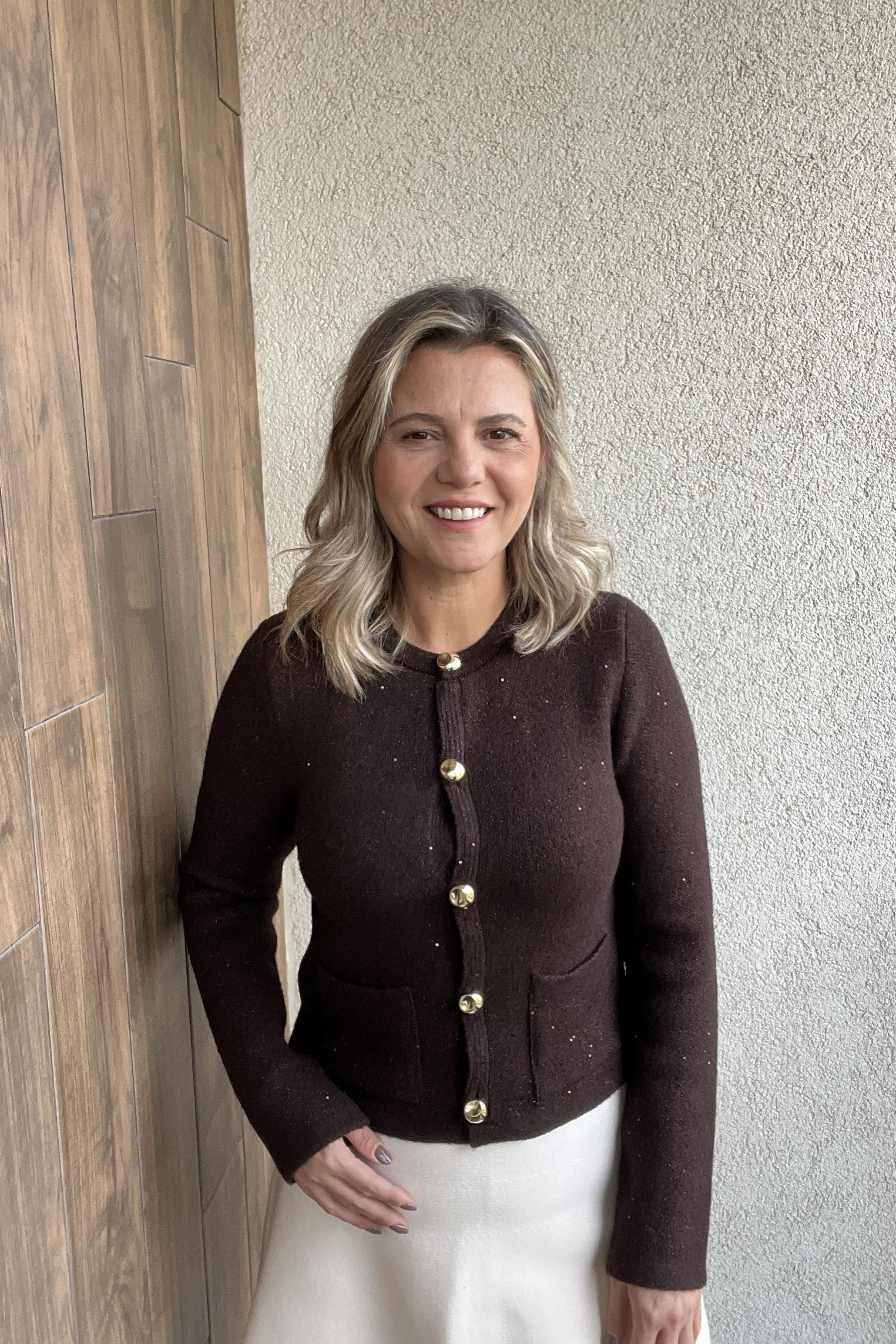 BİSİKLET YAKA PULLU SİMLİ DÜĞMELİ KAHVE TRİKO HIRKA