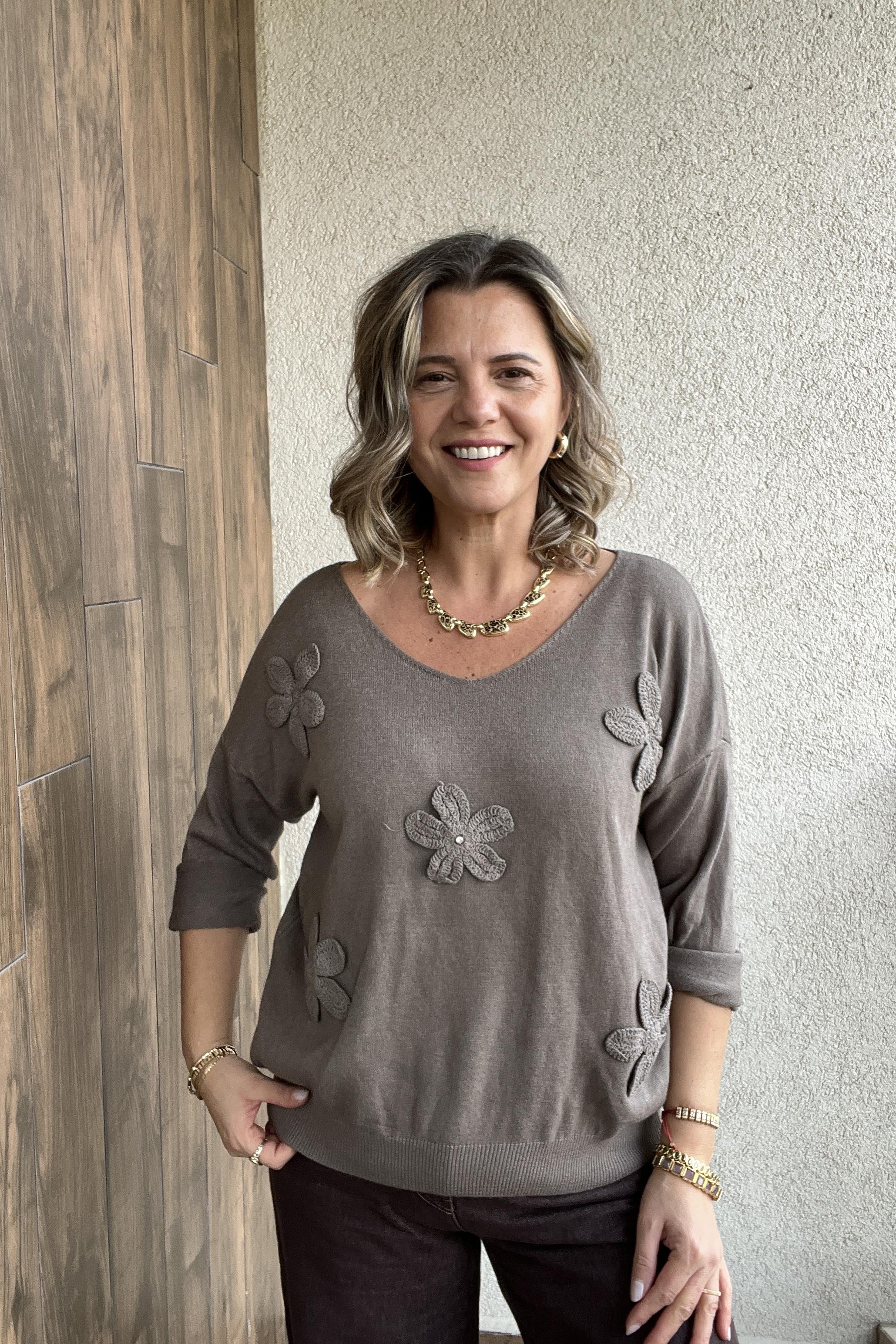 ÇİÇEK KABARTMALI V YAKA VİZON İTALYAN KAZAK