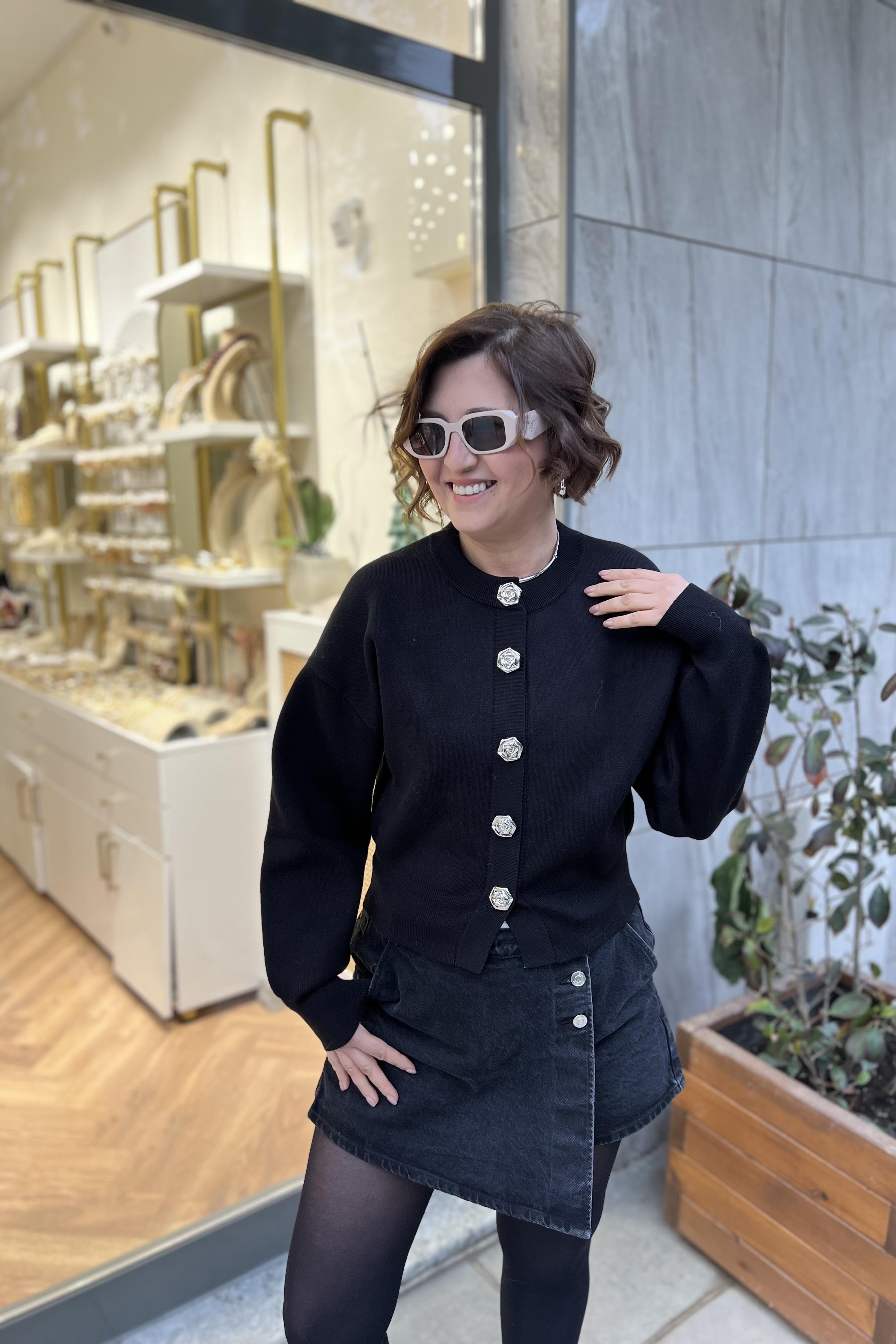 GÜL DÜĞMELİ TRİKO HIRKA