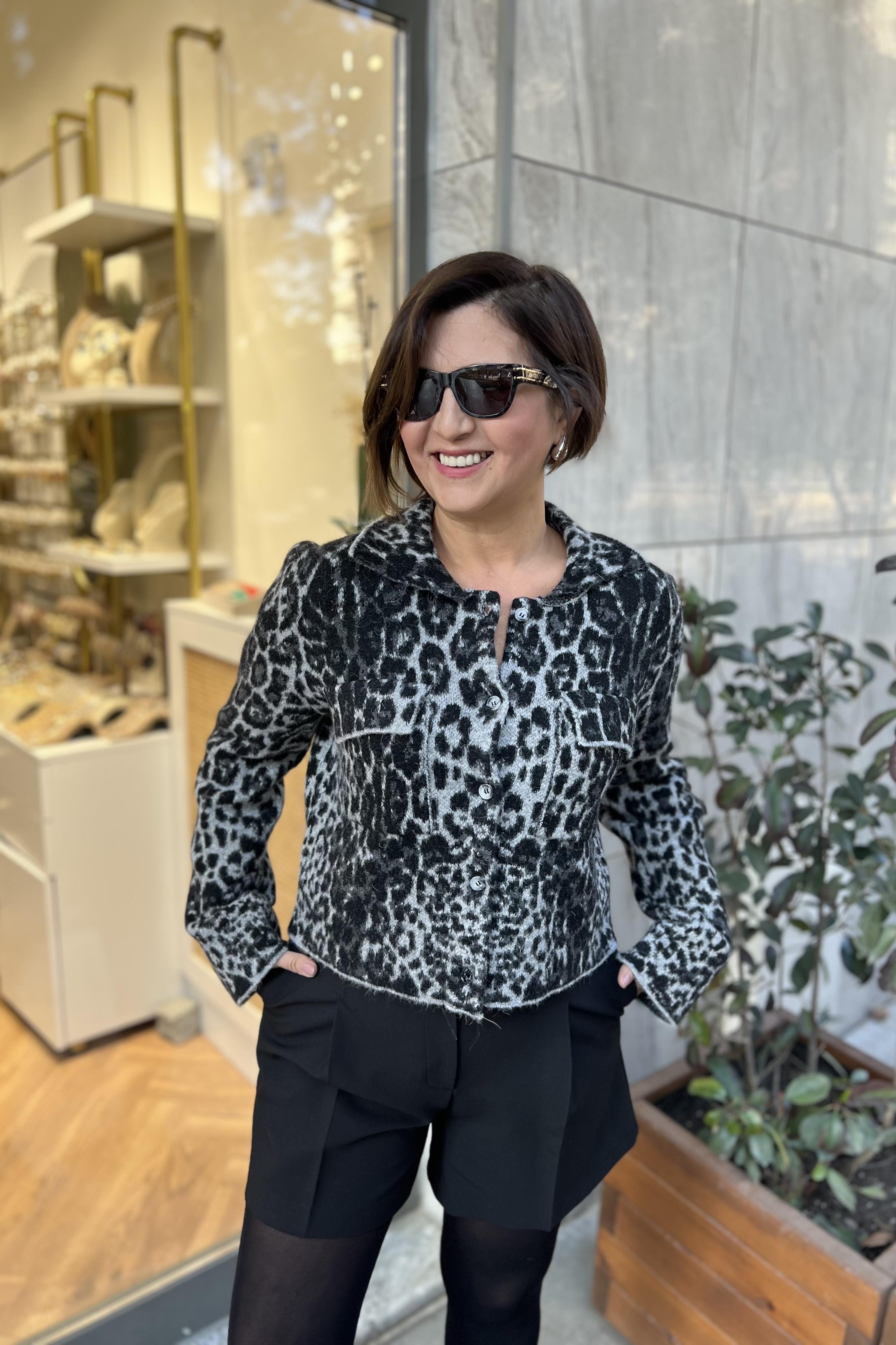 POLO YAKA DÜĞMELİ CEPLİ LEOPAR TRİKO HIRKA
