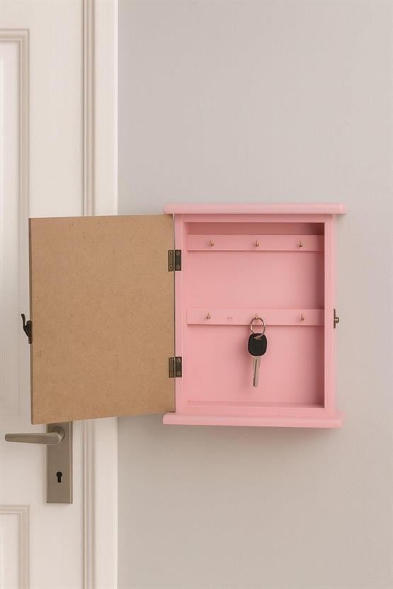 Ahşap Anahtarlık Kutusu – “Welcome Home” Yazılı ve Vazolu Dekoratif Duvar Askısı BR-6633