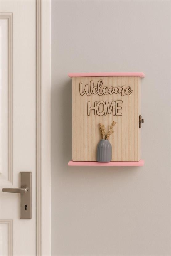 Ahşap Anahtarlık Kutusu – “Welcome Home” Yazılı ve Vazolu Dekoratif Duvar Askısı BR-6633