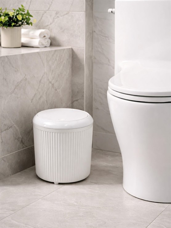 Modern Çizgili Tasarımlı Click Kapaklı  – Şık Ve Kompakt Banyo Çöp Kovası