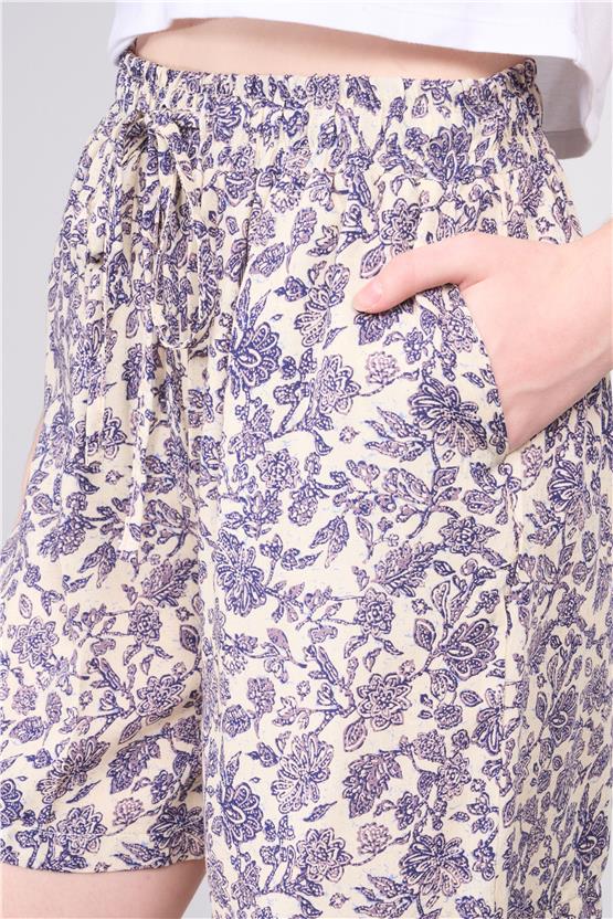 Çetinkaya Fithit 7026 Kadın Viskon Cepli Şort Krem Üzeri Eteği Sulu Mavi Çiçek Desen