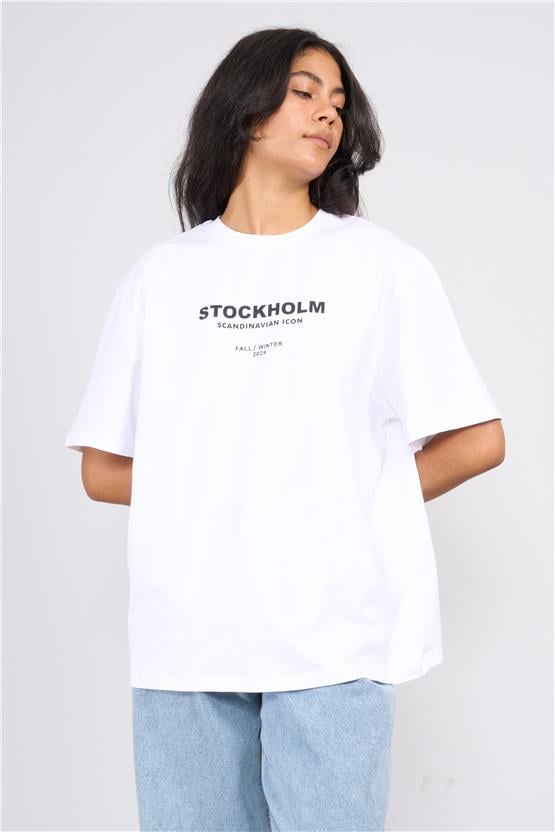 Helly Y25 Mb-6056 Beyaz Kadın Stockholm Yazı Baskılı T-Shirt