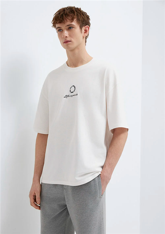 Mavı M0613183-70057 Kırık Beyaz Erkek Oversıze Luck Is On Your Sıde Baskılı T-Shırt