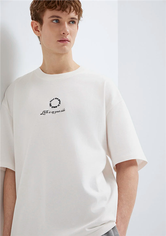 Mavı M0613183-70057 Kırık Beyaz Erkek Oversıze Luck Is On Your Sıde Baskılı T-Shırt