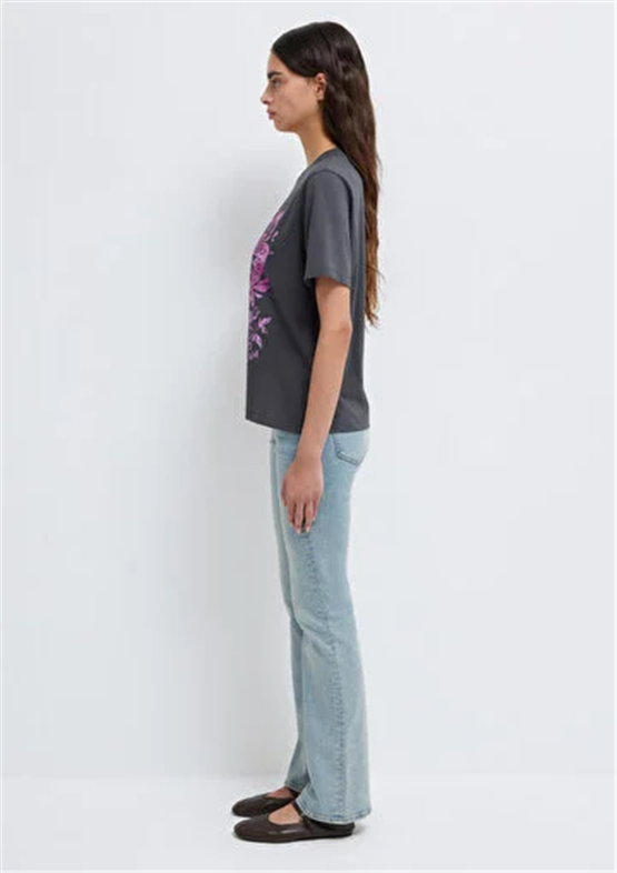 Mavi Y26 M1613720-83620 Gri İnce Çizgili Kadın Regular Kelebek Baskılı T-shirt