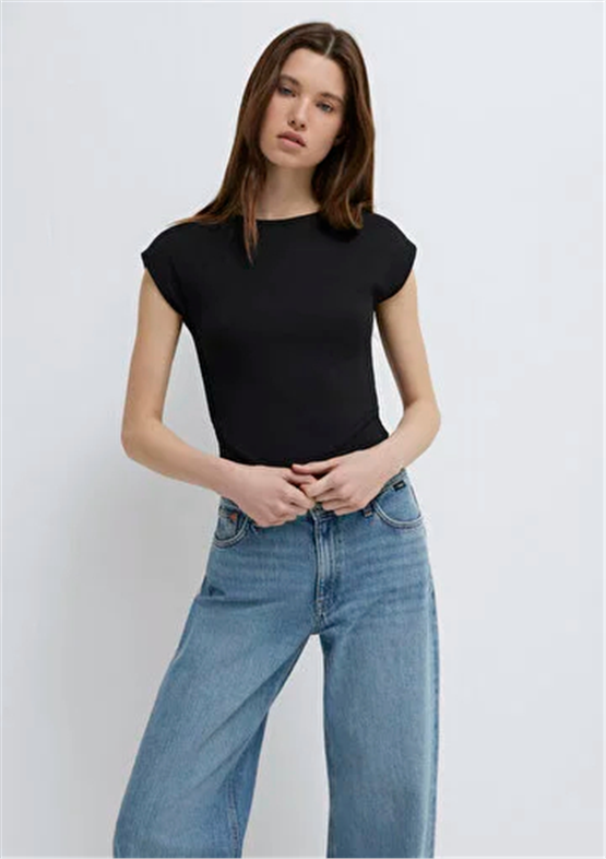 Mavi Y26 M1613809-900 Siyah Kadın Slim Kısa Kollu Basic T-shirt