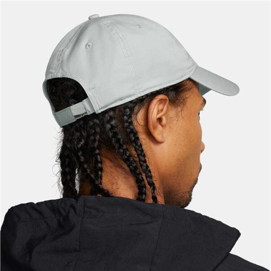 Nıke Fb5372 Drı-Fıt Club Unstructured Metal Swoosh Cap 077 Lt Smoke Grey/Metallıc Sılver Unısex Sapka