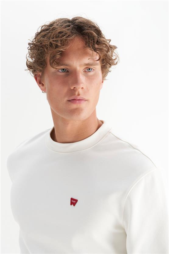 Wrangler W2520255 W02 Worn Whıte Erkek Patch Logo Baskılı Regular Bısıklet Yaka Sweatshırt