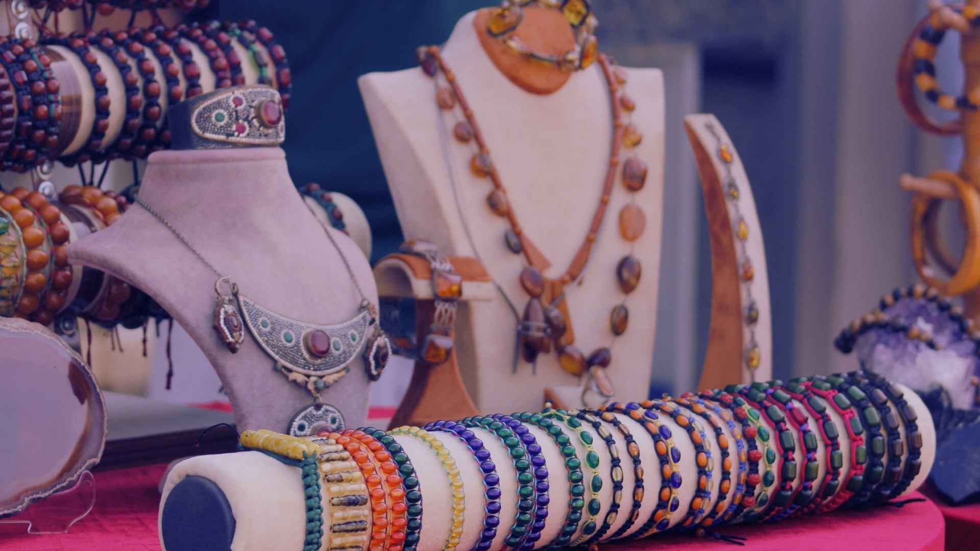 How to Match Jewelry with Colors: The SOSE Styling Guide