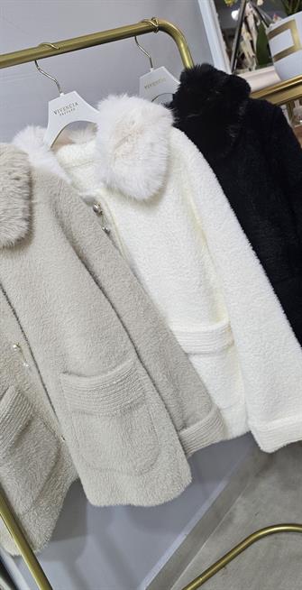 Broşlu Ve Kürklü Angora Hırka