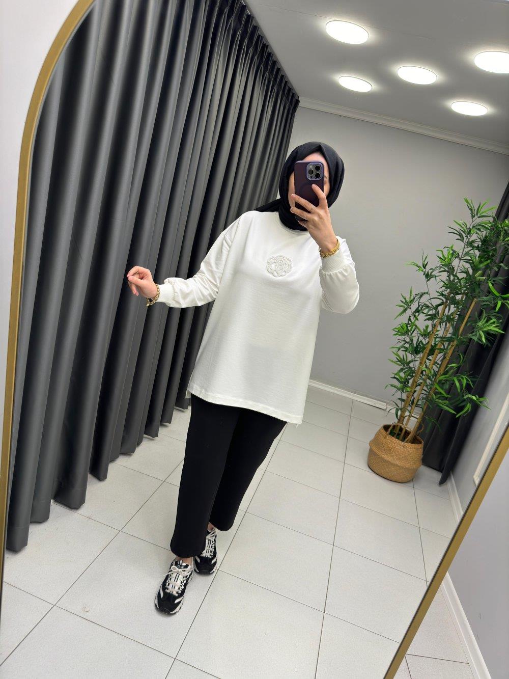 Gül Detaylı Sweat -Beyaz