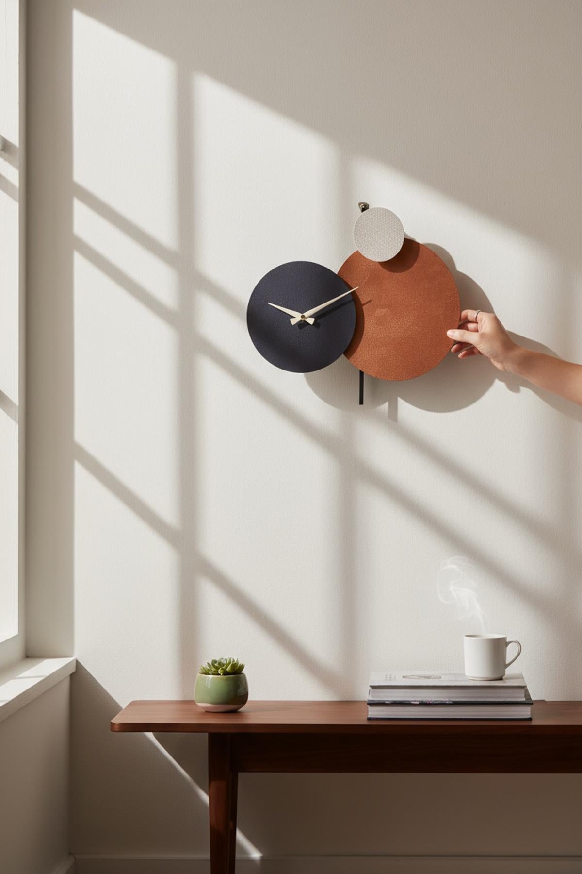 Led Işıklı Modern Metal Duvar Saati – Sessiz Mekanizma, Dekoratif El Boyama Tasarım (48x44 cm)