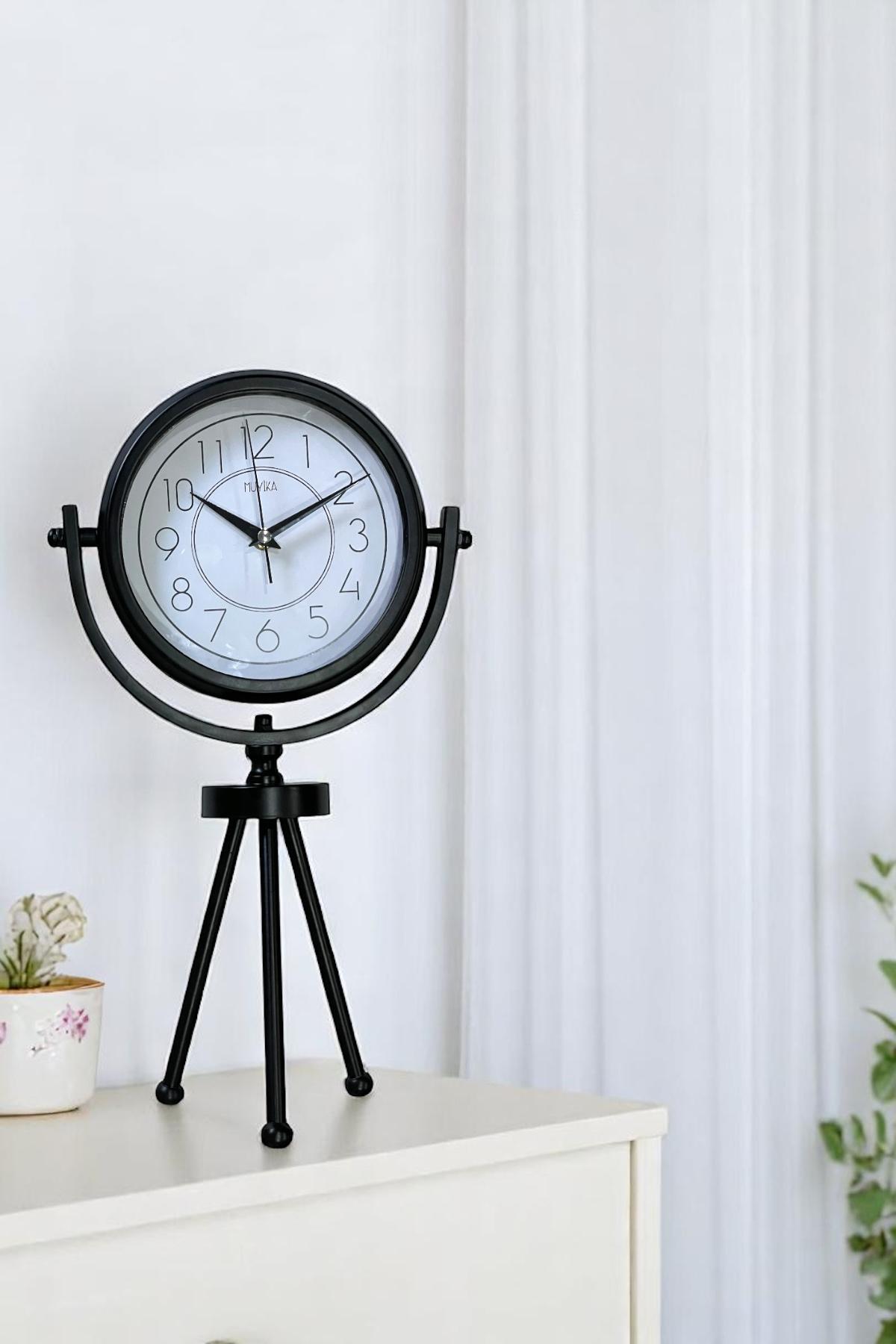 Muyika Siyah Tripod Ayaklı Metal Masa Saati – Sessiz Cam Yüzeyli Dekoratif Saat 46x26 cm